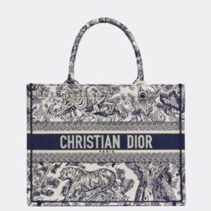 Design MEDIUM BOOK TOTE Ecru and Blue Toile de Jouy Embroidery (36 x 27.5 x 16.5 cm) - Dubai Fashion LUX