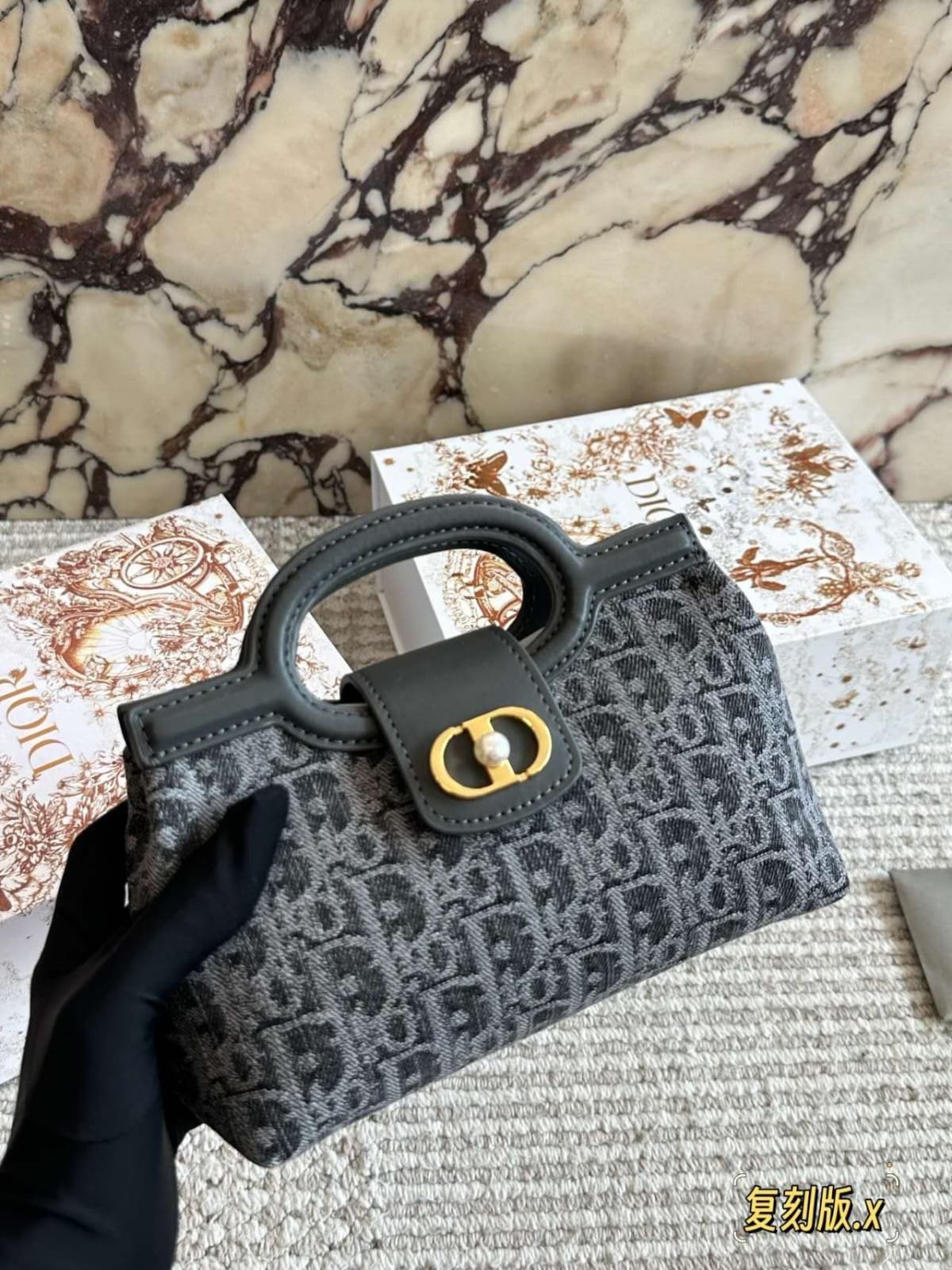 DIOR
