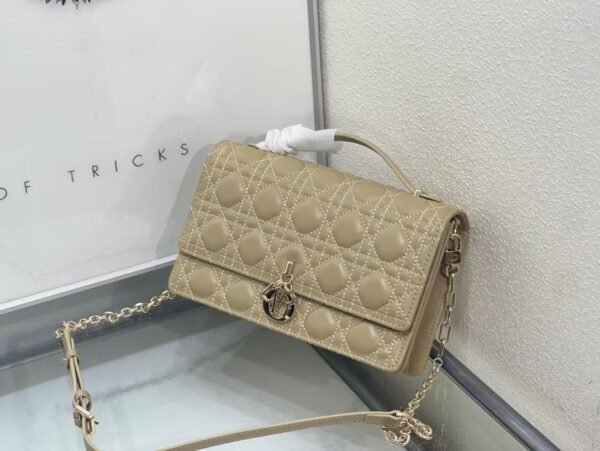 DIOR