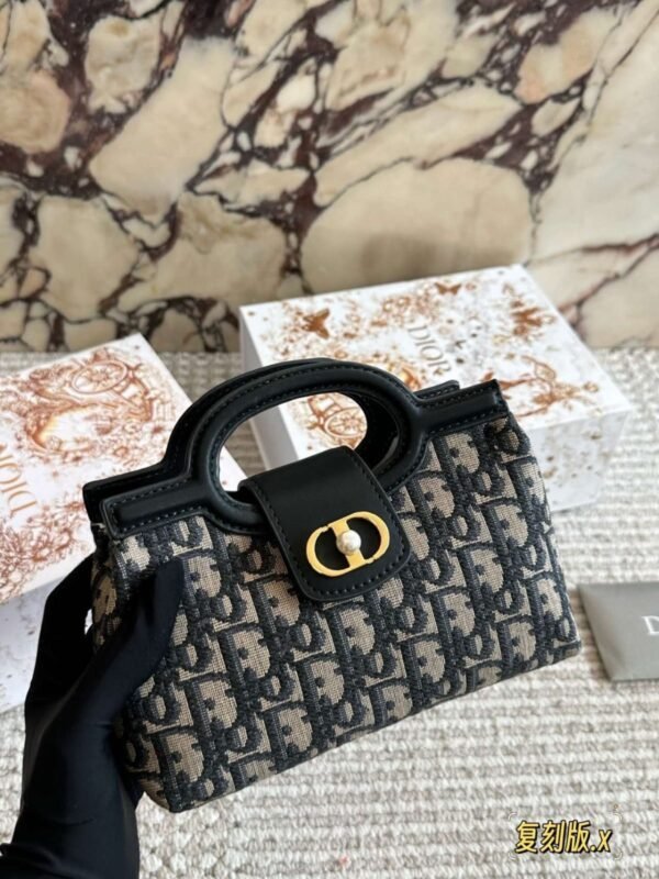 DIOR